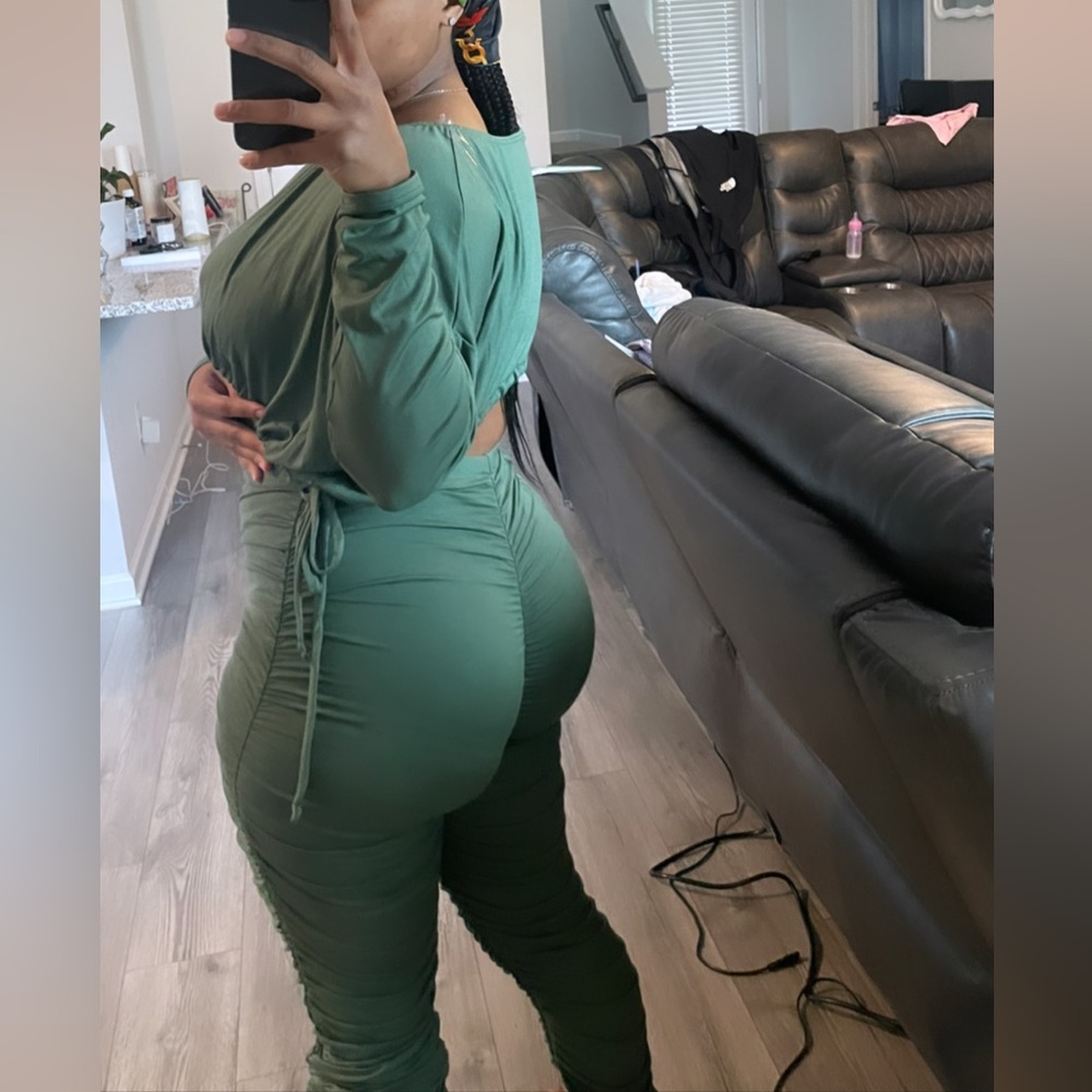 Rouched two piece set ! Very cute Fitting the shape allowing your curves to show